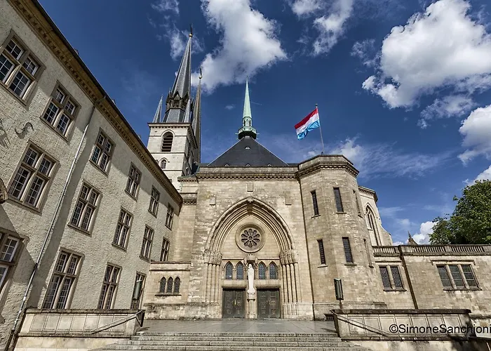 The Queen Luxury - Serena Luxemburgo